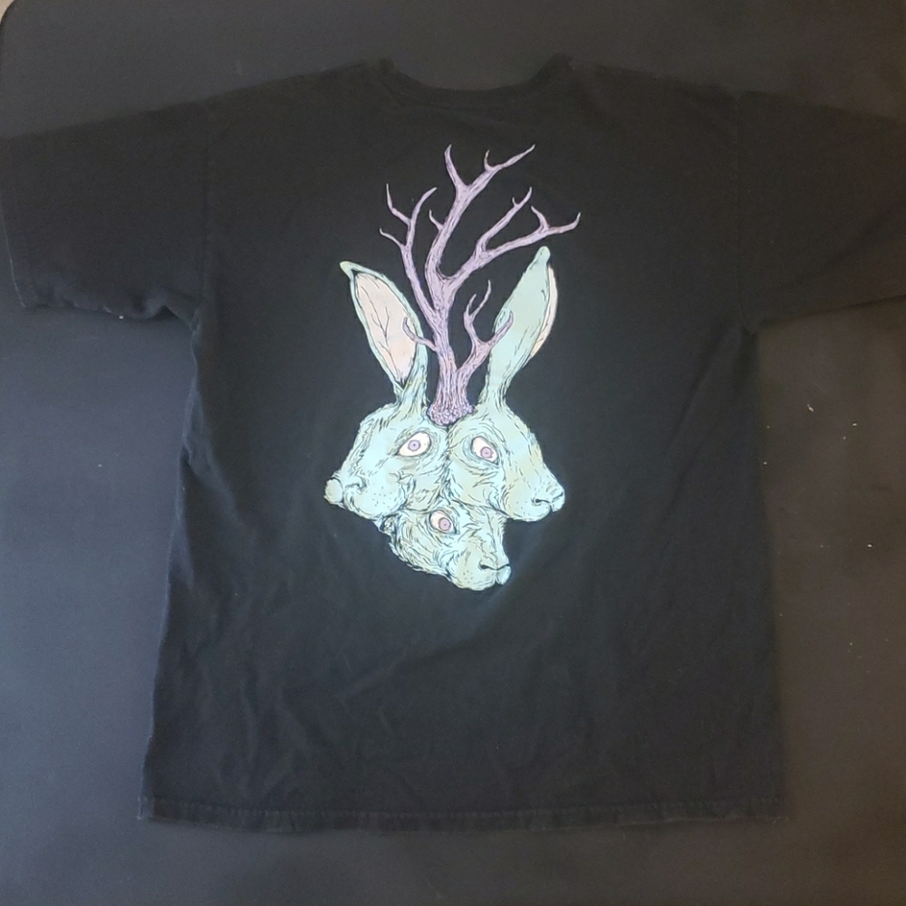 WELCOME, graphics tee back print,front chest badge